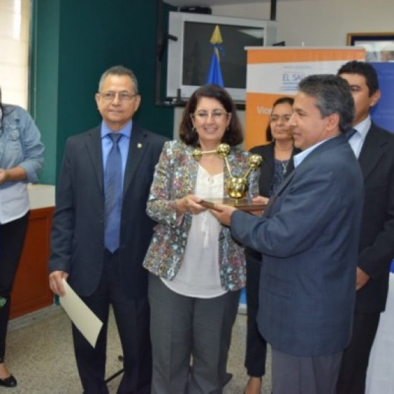 UNICAES RECIBE PREMIO NACIONAL “EXPONENCIAL Y TECNOLOGÍA” A TRAVÉS DEL CONACYT
