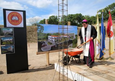 ACTO DE COLOCACIÓN DE LA PRIMERA PIEDRA DE NUEVOS EDIFICIOS EN LA UNIVERSIDAD CATÓLICA DE EL SALVADOR