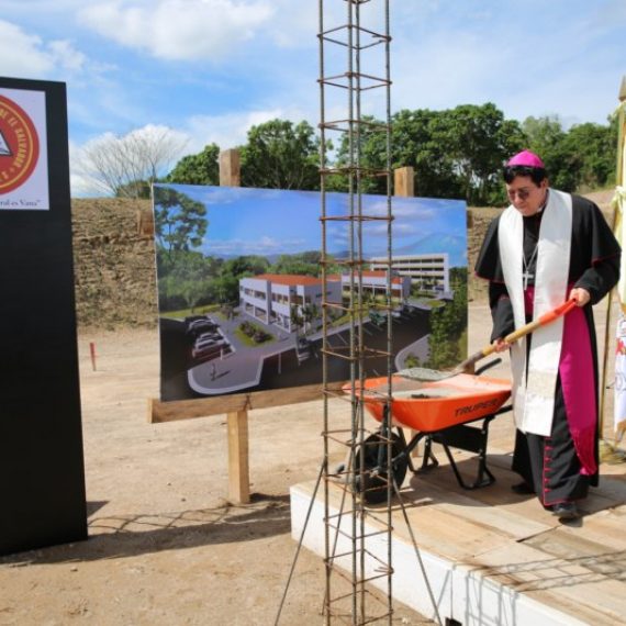 ACTO DE COLOCACIÓN DE LA PRIMERA PIEDRA DE NUEVOS EDIFICIOS EN LA UNIVERSIDAD CATÓLICA DE EL SALVADOR