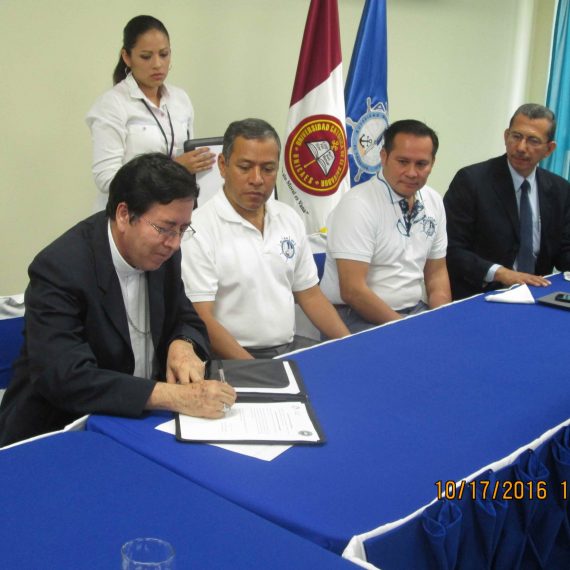 FIRMA DE CONVENIO DE COOPERACIÓN ENTRE LA UNICAES Y LA AUTORIDAD MARÍTIMA PORTUARIA