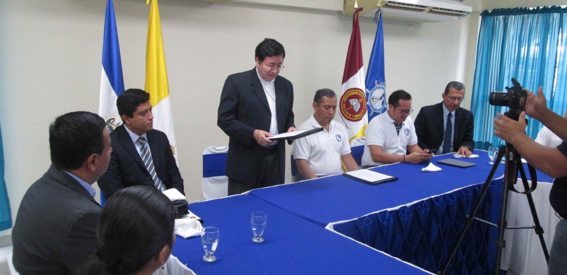 FIRMA DE CONVENIO DE COOPERACIÓN ENTRE LA UNICAES Y LA AUTORIDAD MARÍTIMA PORTUARIA