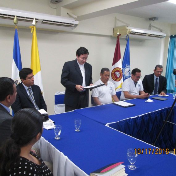 FIRMA DE CONVENIO DE COOPERACIÓN ENTRE LA UNICAES Y LA AUTORIDAD MARÍTIMA PORTUARIA