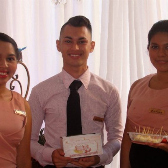 ALUMNOS DEL TÉCNICOS EN LÁCTEOS Y CÁRNICOS INNOVAN CON SUS PROPUESTAS DURANTE FERIA DE ALIMENTOS