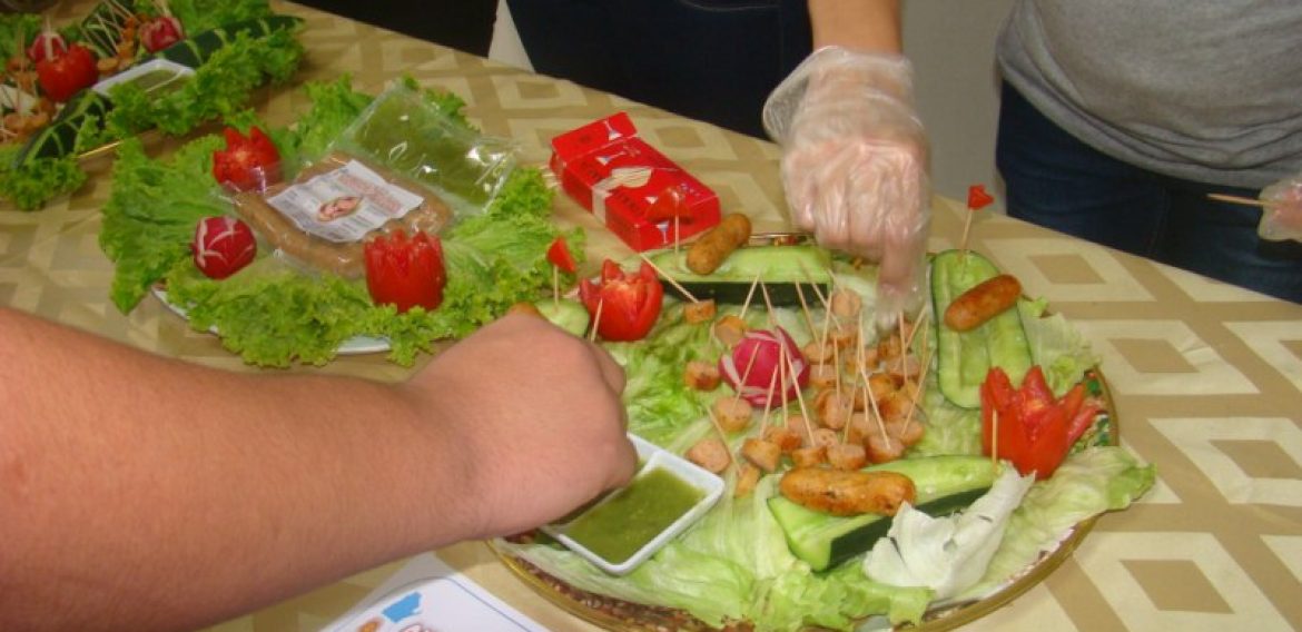 ALUMNOS DEL TÉCNICOS EN LÁCTEOS Y CÁRNICOS INNOVAN CON SUS PROPUESTAS DURANTE FERIA DE ALIMENTOS