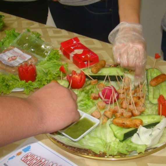 ALUMNOS DEL TÉCNICOS EN LÁCTEOS Y CÁRNICOS INNOVAN CON SUS PROPUESTAS DURANTE FERIA DE ALIMENTOS