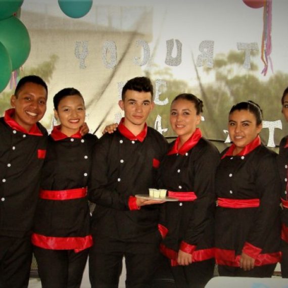 ALUMNOS DEL TÉCNICOS EN LÁCTEOS Y CÁRNICOS INNOVAN CON SUS PROPUESTAS DURANTE FERIA DE ALIMENTOS