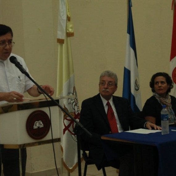 UNICAES FIRMA CONVENIO CON EMPRESA DE URBANISMO Y ARQUITECTURA