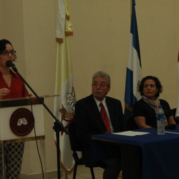 UNICAES FIRMA CONVENIO CON EMPRESA DE URBANISMO Y ARQUITECTURA
