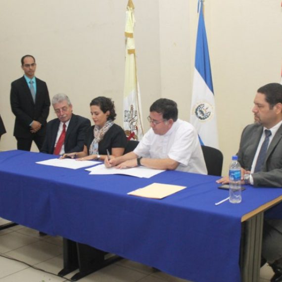 UNICAES FIRMA CONVENIO CON EMPRESA DE URBANISMO Y ARQUITECTURA