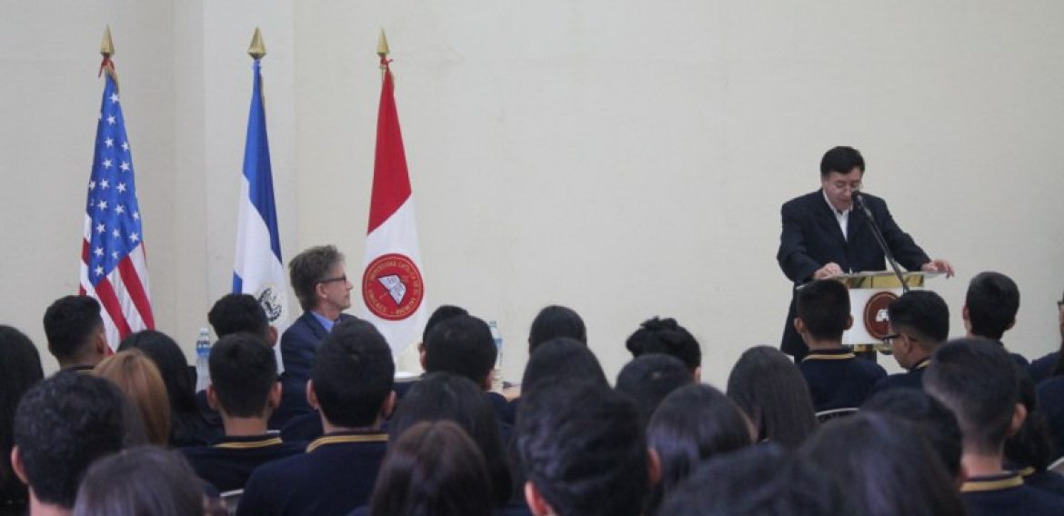 UNICAES Y EMBAJADA DE ESTADOS UNIDOS GRADÚAN A 105 JÓVENES DE ENGLISH ACCESS