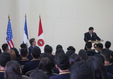 UNICAES Y EMBAJADA DE ESTADOS UNIDOS GRADÚAN A 105 JÓVENES DE ENGLISH ACCESS