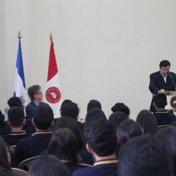 UNICAES Y EMBAJADA DE ESTADOS UNIDOS GRADÚAN A 105 JÓVENES DE ENGLISH ACCESS