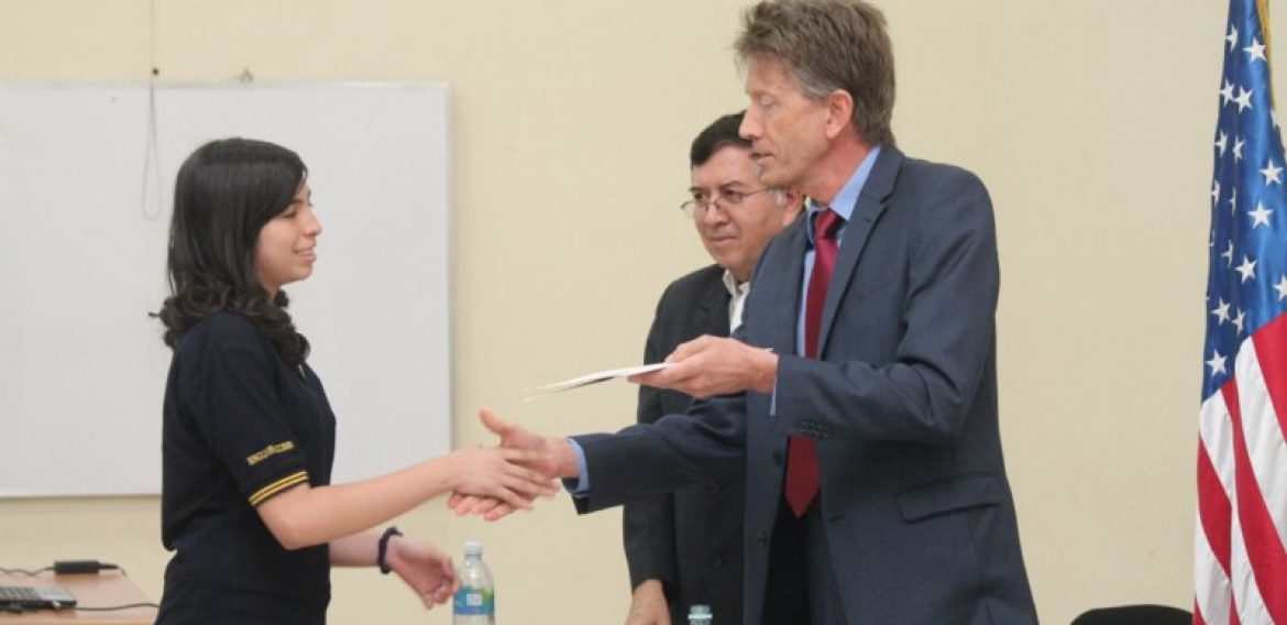UNICAES Y EMBAJADA DE ESTADOS UNIDOS GRADÚAN A 105 JÓVENES DE ENGLISH ACCESS