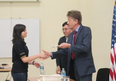 UNICAES Y EMBAJADA DE ESTADOS UNIDOS GRADÚAN A 105 JÓVENES DE ENGLISH ACCESS