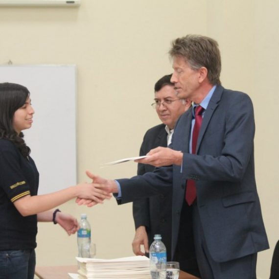 UNICAES Y EMBAJADA DE ESTADOS UNIDOS GRADÚAN A 105 JÓVENES DE ENGLISH ACCESS