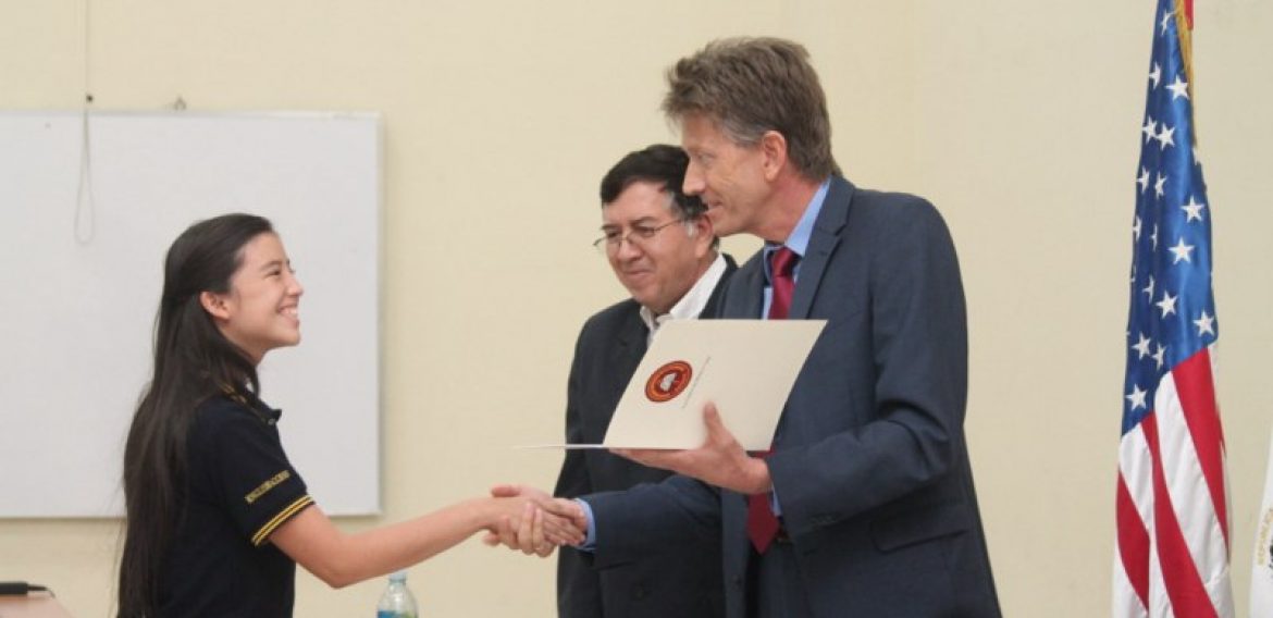 UNICAES Y EMBAJADA DE ESTADOS UNIDOS GRADÚAN A 105 JÓVENES DE ENGLISH ACCESS