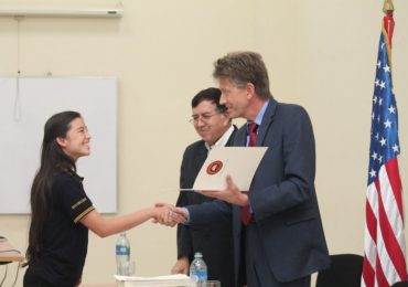 UNICAES Y EMBAJADA DE ESTADOS UNIDOS GRADÚAN A 105 JÓVENES DE ENGLISH ACCESS