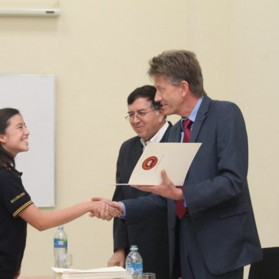 UNICAES Y EMBAJADA DE ESTADOS UNIDOS GRADÚAN A 105 JÓVENES DE ENGLISH ACCESS