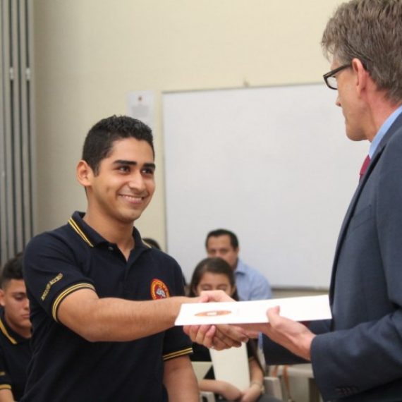 UNICAES Y EMBAJADA DE ESTADOS UNIDOS GRADÚAN A 105 JÓVENES DE ENGLISH ACCESS