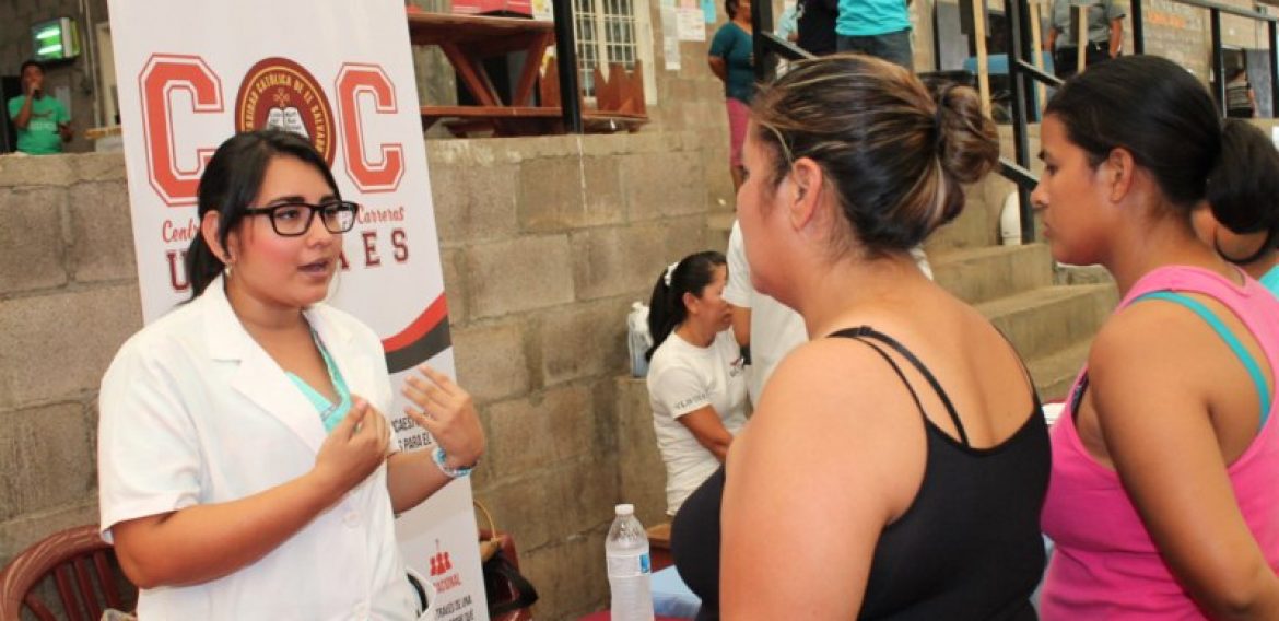 DOCENTES Y ESTUDIANTES DEL DOCTORADO EN MEDICINA APOYAN JORNADAS DE SALUD EN SANTA ANA