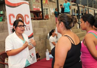 DOCENTES Y ESTUDIANTES DEL DOCTORADO EN MEDICINA APOYAN JORNADAS DE SALUD EN SANTA ANA