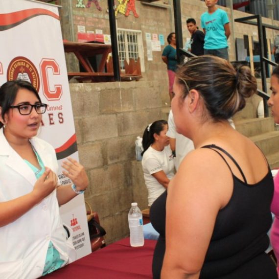 DOCENTES Y ESTUDIANTES DEL DOCTORADO EN MEDICINA APOYAN JORNADAS DE SALUD EN SANTA ANA