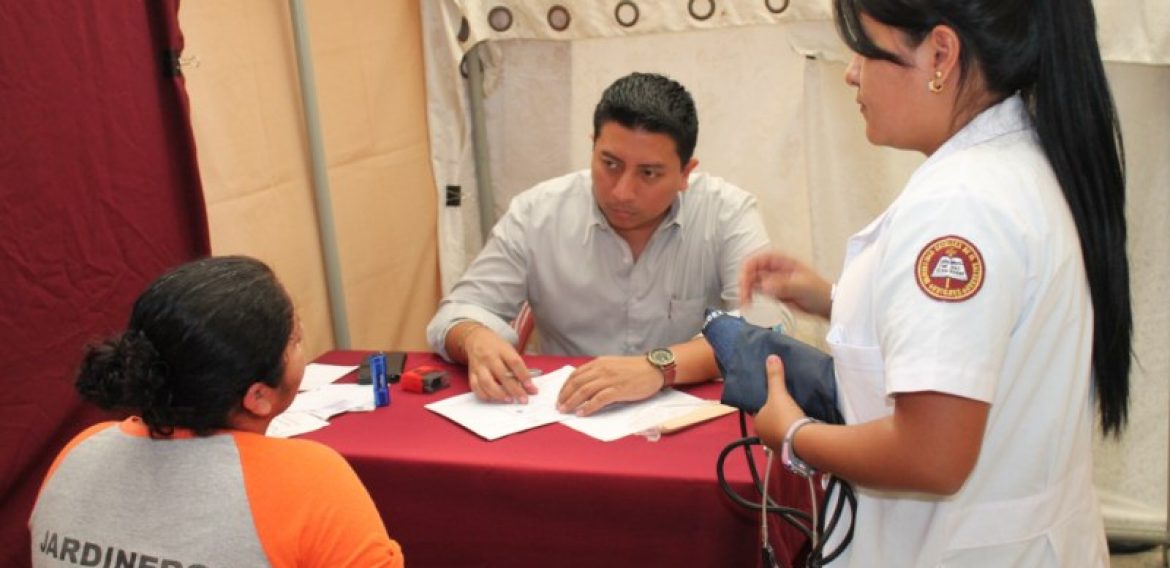 DOCENTES Y ESTUDIANTES DEL DOCTORADO EN MEDICINA APOYAN JORNADAS DE SALUD EN SANTA ANA