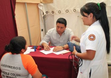 DOCENTES Y ESTUDIANTES DEL DOCTORADO EN MEDICINA APOYAN JORNADAS DE SALUD EN SANTA ANA
