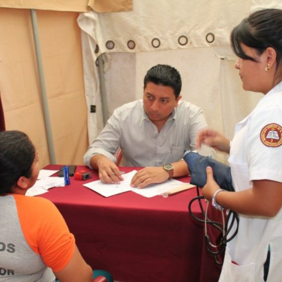 DOCENTES Y ESTUDIANTES DEL DOCTORADO EN MEDICINA APOYAN JORNADAS DE SALUD EN SANTA ANA