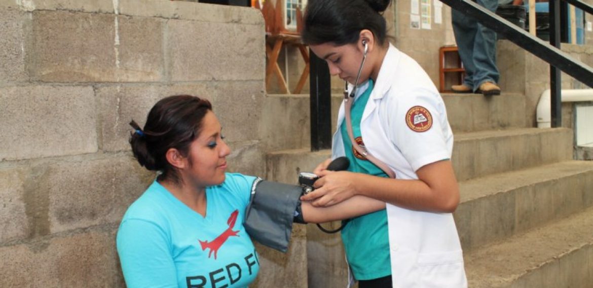 DOCENTES Y ESTUDIANTES DEL DOCTORADO EN MEDICINA APOYAN JORNADAS DE SALUD EN SANTA ANA