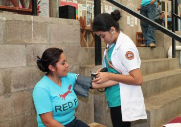 DOCENTES Y ESTUDIANTES DEL DOCTORADO EN MEDICINA APOYAN JORNADAS DE SALUD EN SANTA ANA