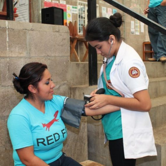 DOCENTES Y ESTUDIANTES DEL DOCTORADO EN MEDICINA APOYAN JORNADAS DE SALUD EN SANTA ANA