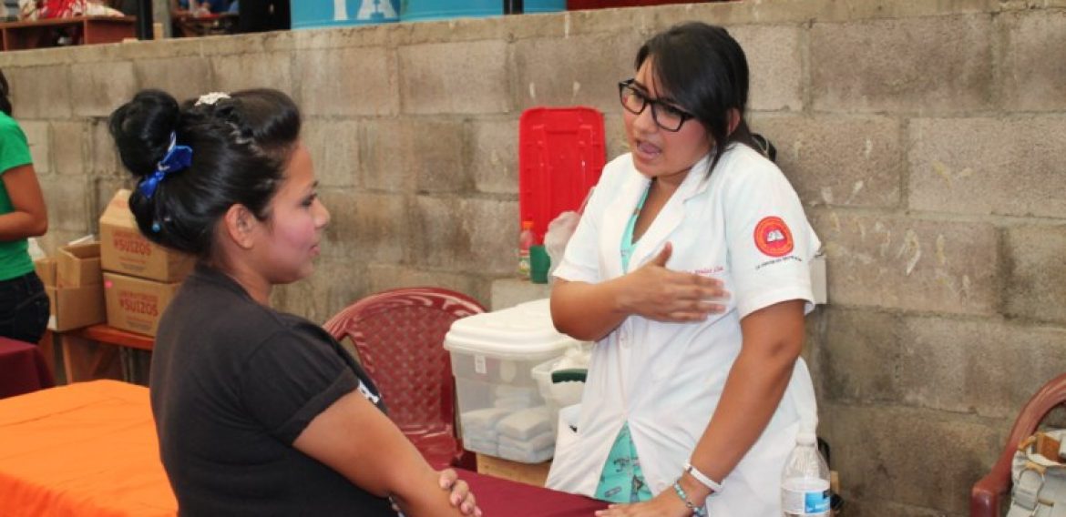 DOCENTES Y ESTUDIANTES DEL DOCTORADO EN MEDICINA APOYAN JORNADAS DE SALUD EN SANTA ANA