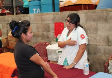 DOCENTES Y ESTUDIANTES DEL DOCTORADO EN MEDICINA APOYAN JORNADAS DE SALUD EN SANTA ANA