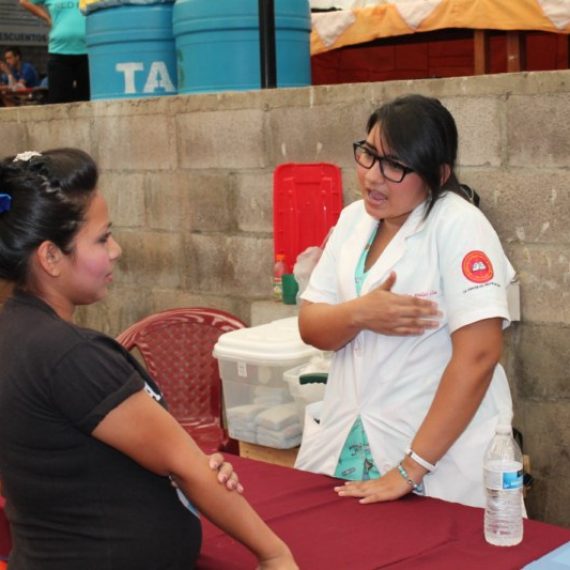 DOCENTES Y ESTUDIANTES DEL DOCTORADO EN MEDICINA APOYAN JORNADAS DE SALUD EN SANTA ANA