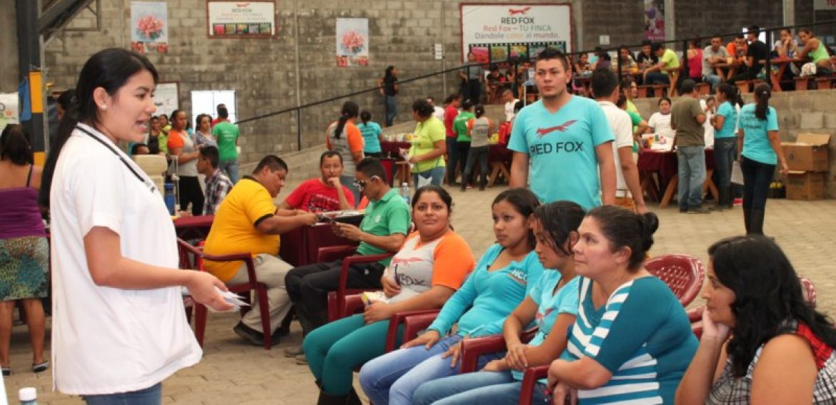 DOCENTES Y ESTUDIANTES DEL DOCTORADO EN MEDICINA APOYAN JORNADAS DE SALUD EN SANTA ANA