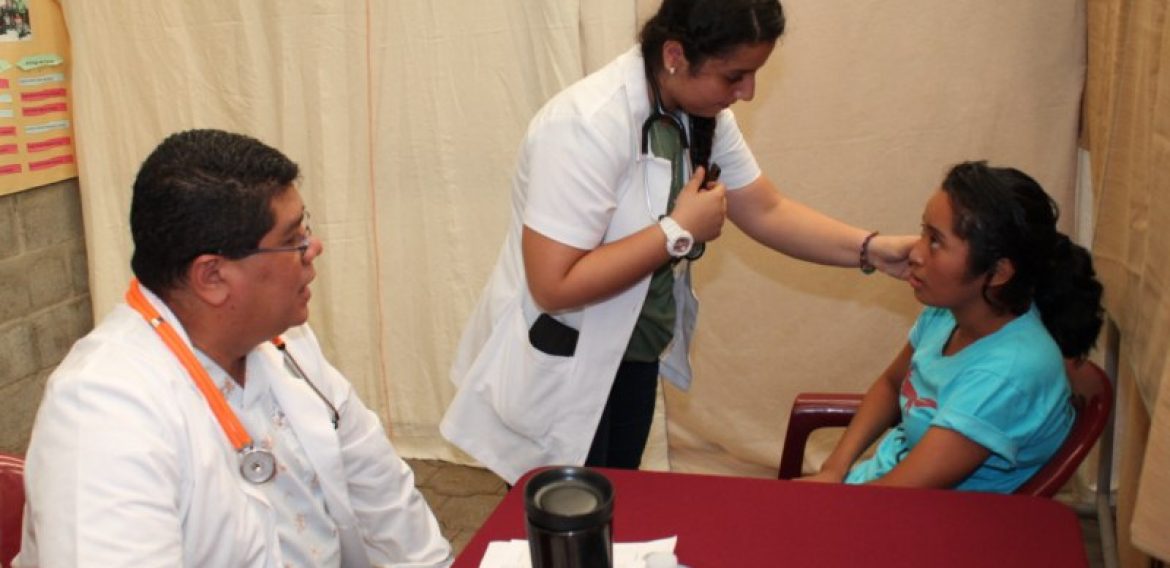 DOCENTES Y ESTUDIANTES DEL DOCTORADO EN MEDICINA APOYAN JORNADAS DE SALUD EN SANTA ANA