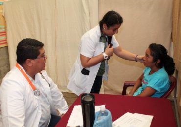 DOCENTES Y ESTUDIANTES DEL DOCTORADO EN MEDICINA APOYAN JORNADAS DE SALUD EN SANTA ANA