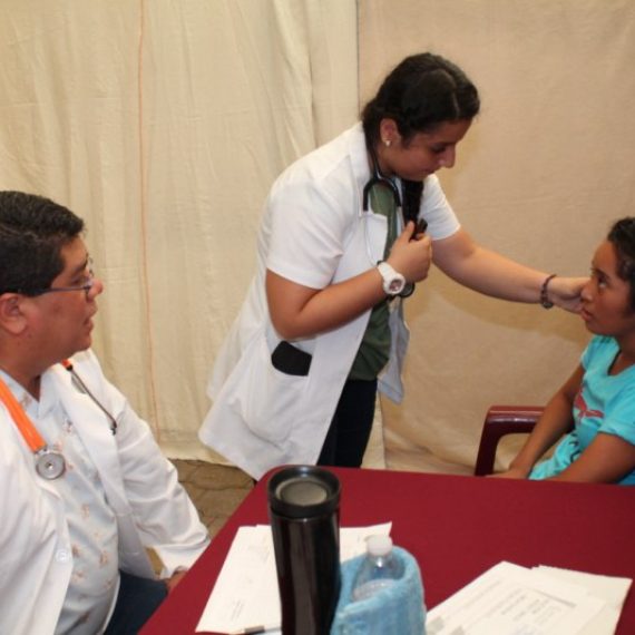 DOCENTES Y ESTUDIANTES DEL DOCTORADO EN MEDICINA APOYAN JORNADAS DE SALUD EN SANTA ANA