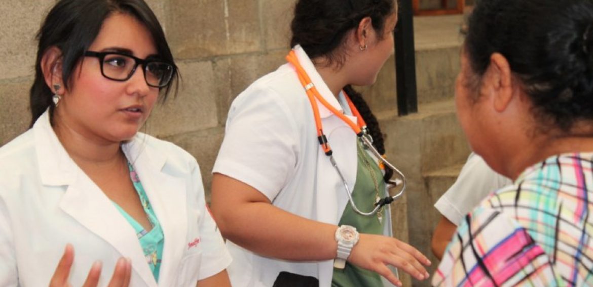 DOCENTES Y ESTUDIANTES DEL DOCTORADO EN MEDICINA APOYAN JORNADAS DE SALUD EN SANTA ANA