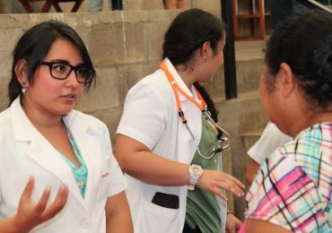 DOCENTES Y ESTUDIANTES DEL DOCTORADO EN MEDICINA APOYAN JORNADAS DE SALUD EN SANTA ANA