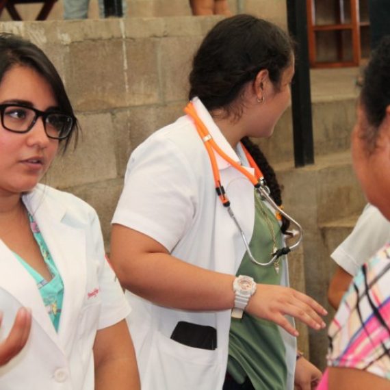 DOCENTES Y ESTUDIANTES DEL DOCTORADO EN MEDICINA APOYAN JORNADAS DE SALUD EN SANTA ANA