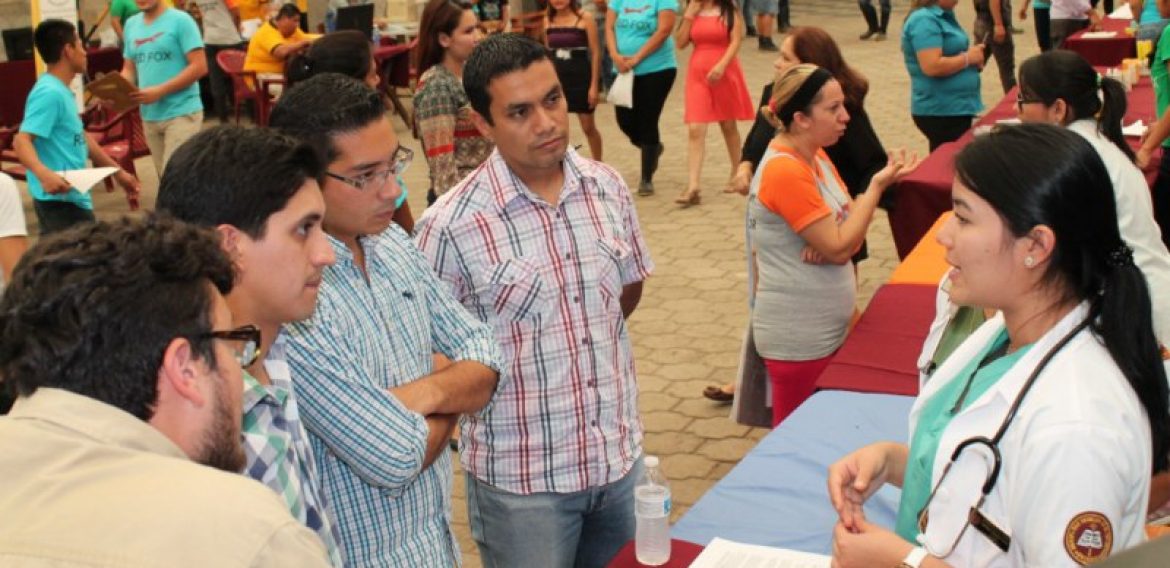 DOCENTES Y ESTUDIANTES DEL DOCTORADO EN MEDICINA APOYAN JORNADAS DE SALUD EN SANTA ANA