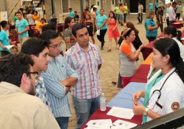 DOCENTES Y ESTUDIANTES DEL DOCTORADO EN MEDICINA APOYAN JORNADAS DE SALUD EN SANTA ANA