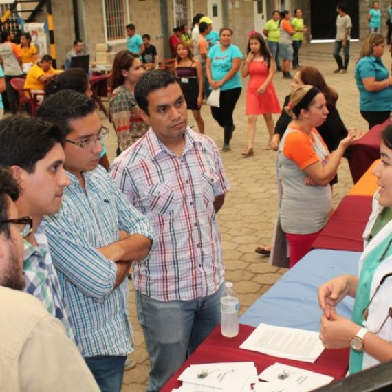 DOCENTES Y ESTUDIANTES DEL DOCTORADO EN MEDICINA APOYAN JORNADAS DE SALUD EN SANTA ANA