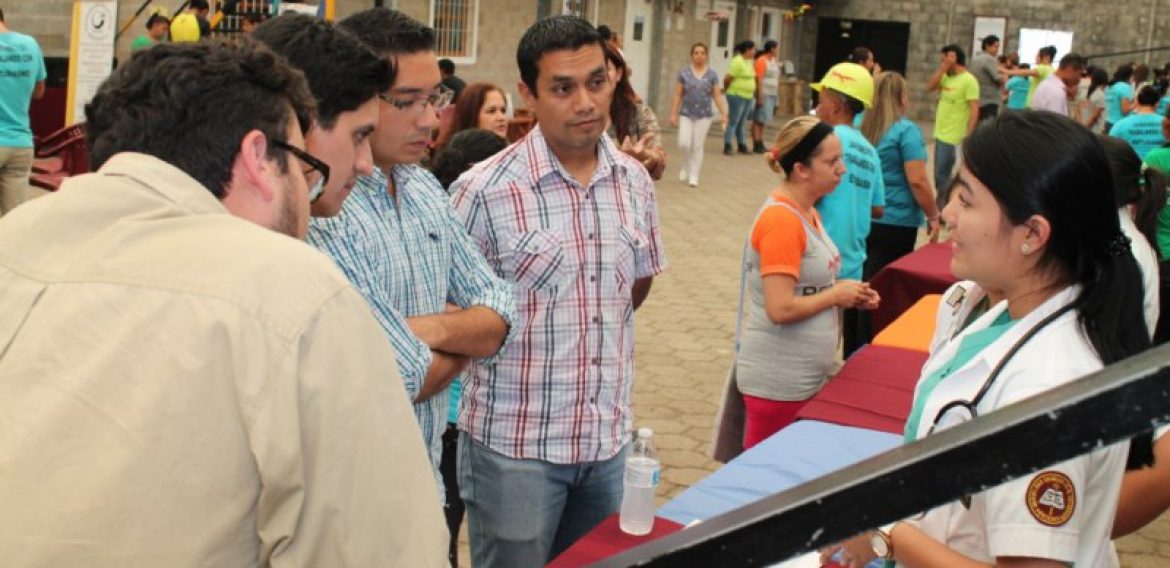 DOCENTES Y ESTUDIANTES DEL DOCTORADO EN MEDICINA APOYAN JORNADAS DE SALUD EN SANTA ANA
