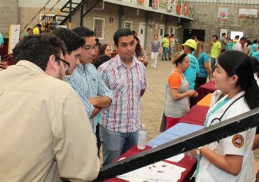 DOCENTES Y ESTUDIANTES DEL DOCTORADO EN MEDICINA APOYAN JORNADAS DE SALUD EN SANTA ANA
