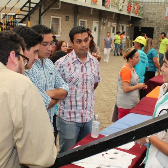 DOCENTES Y ESTUDIANTES DEL DOCTORADO EN MEDICINA APOYAN JORNADAS DE SALUD EN SANTA ANA