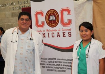 DOCENTES Y ESTUDIANTES DEL DOCTORADO EN MEDICINA APOYAN JORNADAS DE SALUD EN SANTA ANA