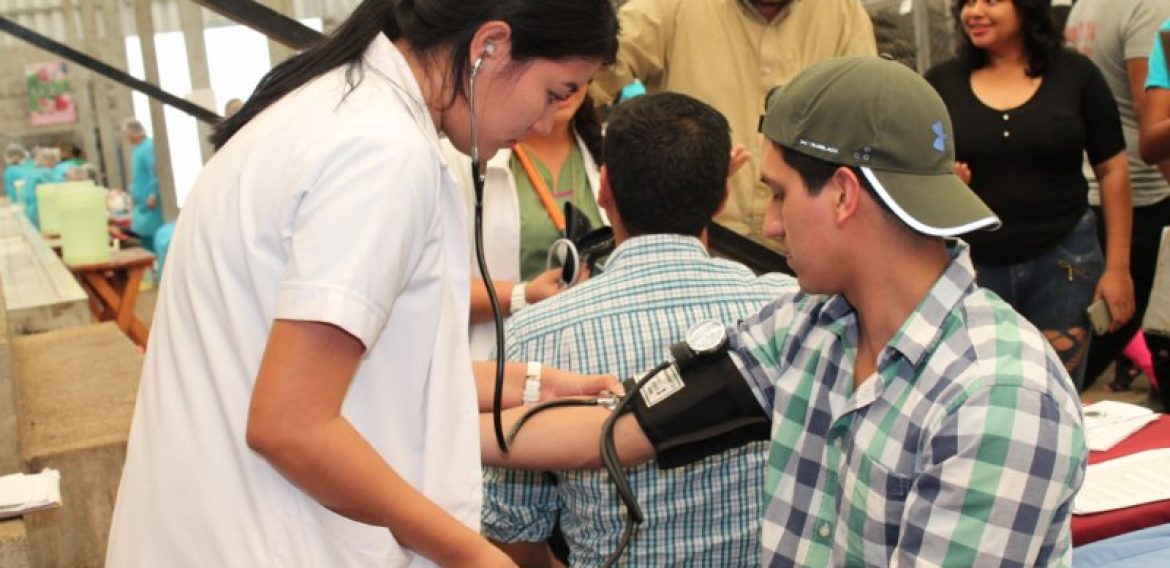 DOCENTES Y ESTUDIANTES DEL DOCTORADO EN MEDICINA APOYAN JORNADAS DE SALUD EN SANTA ANA